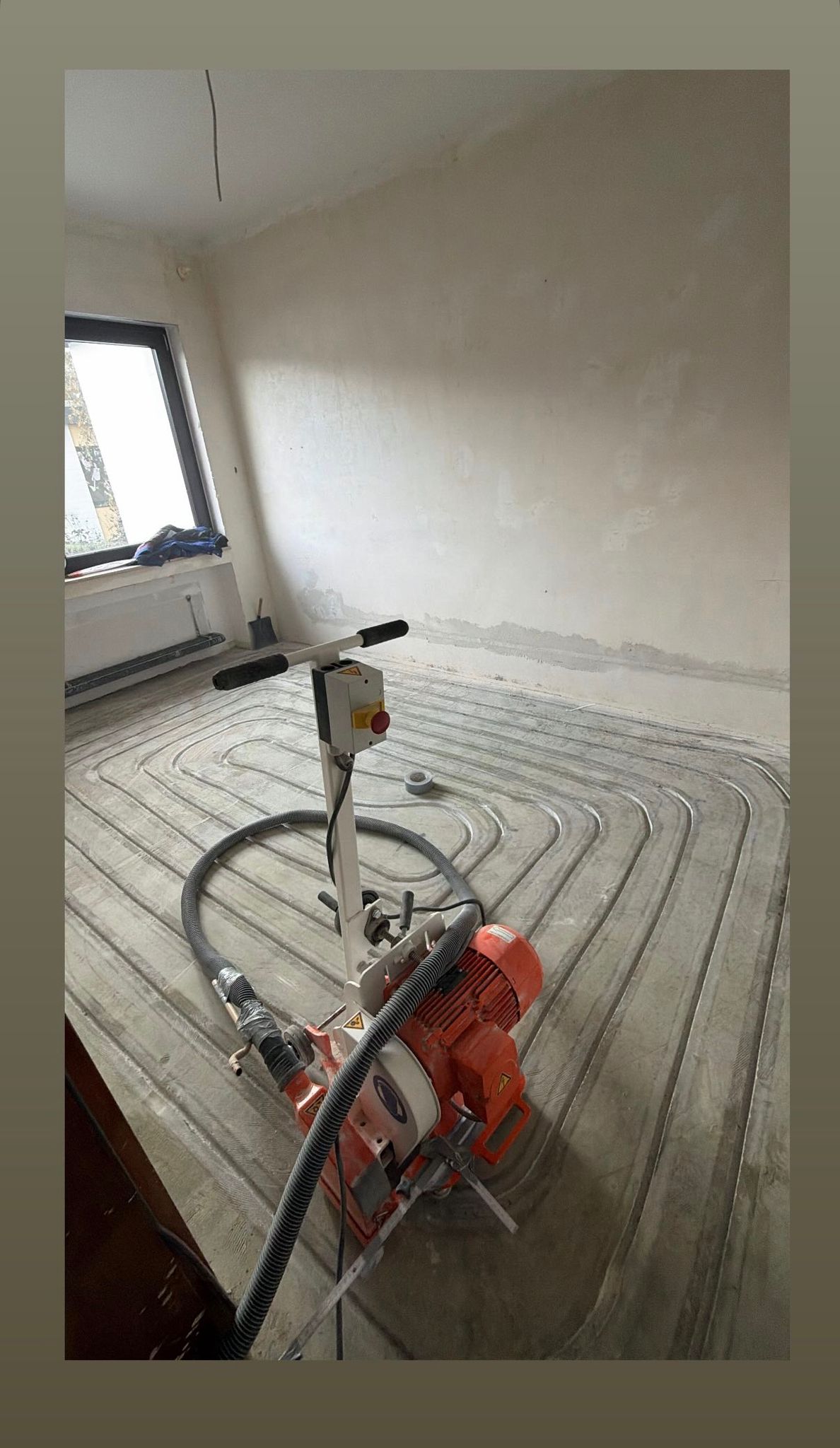 Fräsen von Schlitzen für Fußbodenheizung